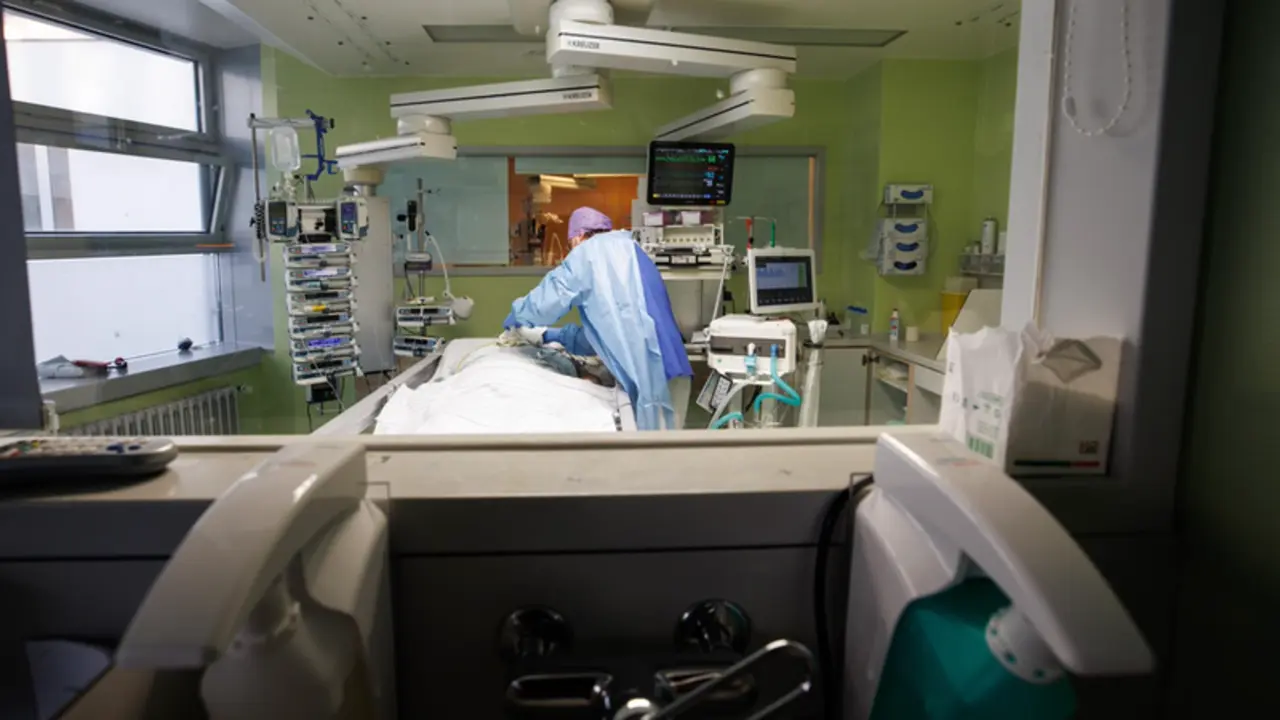 <p> 19 de noviembre de 2021, Baviera, Gauting (Alemania): Un paciente con coronavirus recibe atenci&oacute;n m&eacute;dica en una sala de cuidados intensivos de la Cl&iacute;nica Asklepios. - Matthias Balk/dpa </p>