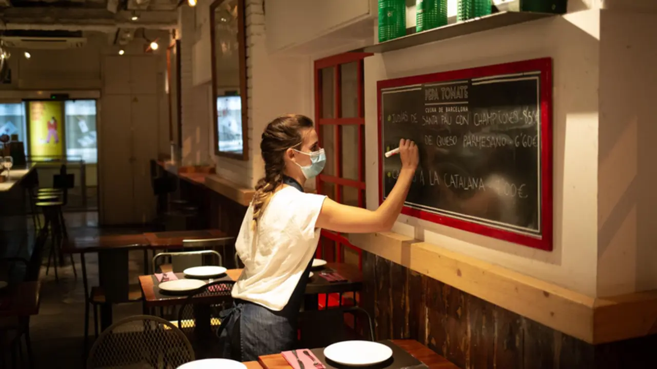 <p> Archivo - Una camarera apunta platos en una pizarra en el interior de un bar en una calle c&eacute;ntrica de Barcelona, a 14 de octubre de 2021, en Barcelona, Catalunya (Espa&ntilde;a). - David Zorrakino - Europa Press - Archivo </p>