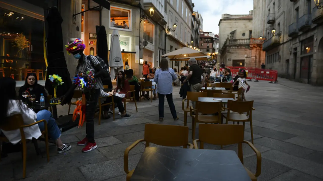 <p> Archivo - Bares y restaurantes en el casco hist&oacute;rico de Orense durante el primer d&iacute;a de restricciones en la hosteler&iacute;a de los municipios que se encuentren en niveles m&aacute;ximos y altos de restricciones por coronavirus, a 24 de julio de 2021, en Ourense, Gali - Rosa Veiga - Europa Press - Archivo </p>