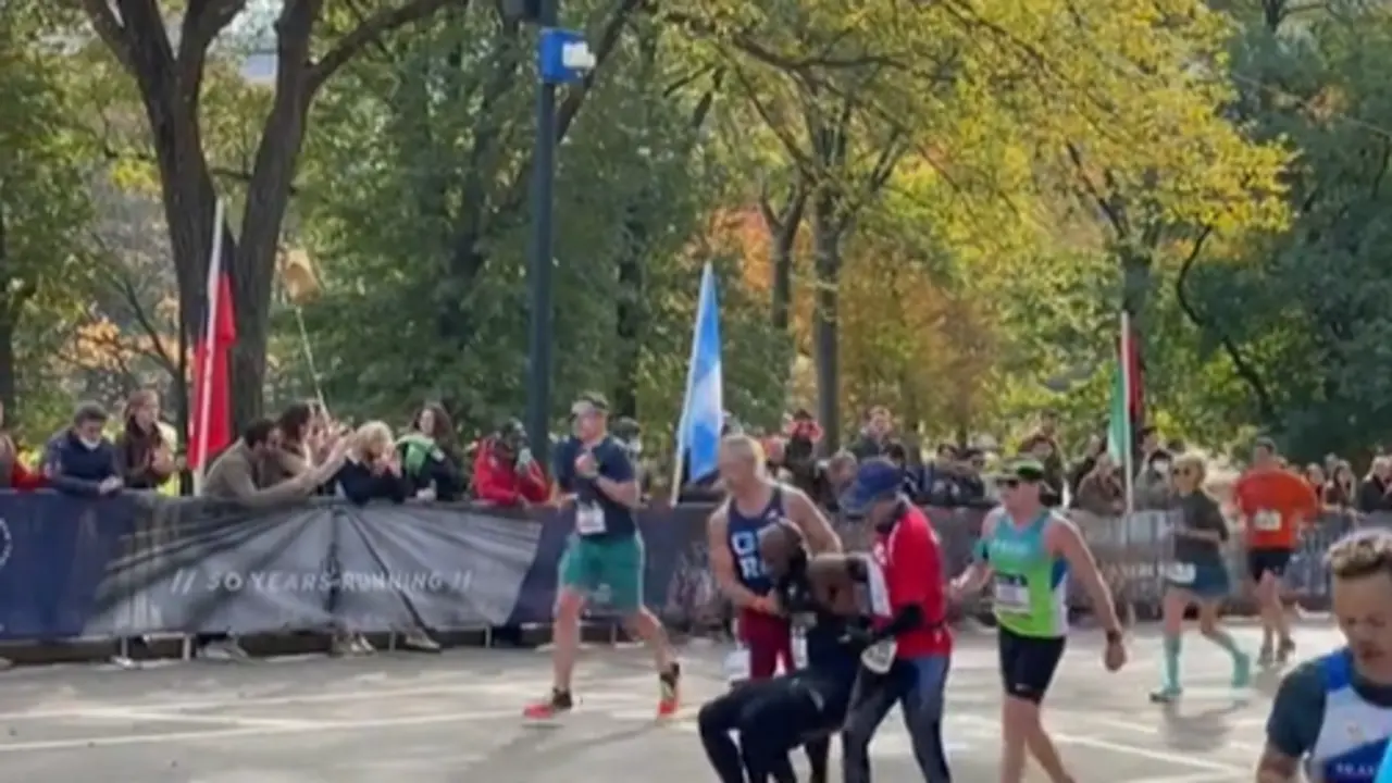 <p> Ayudando a otro corredor en la marat&oacute;n de Nueva York. Fuente: TikTok </p>