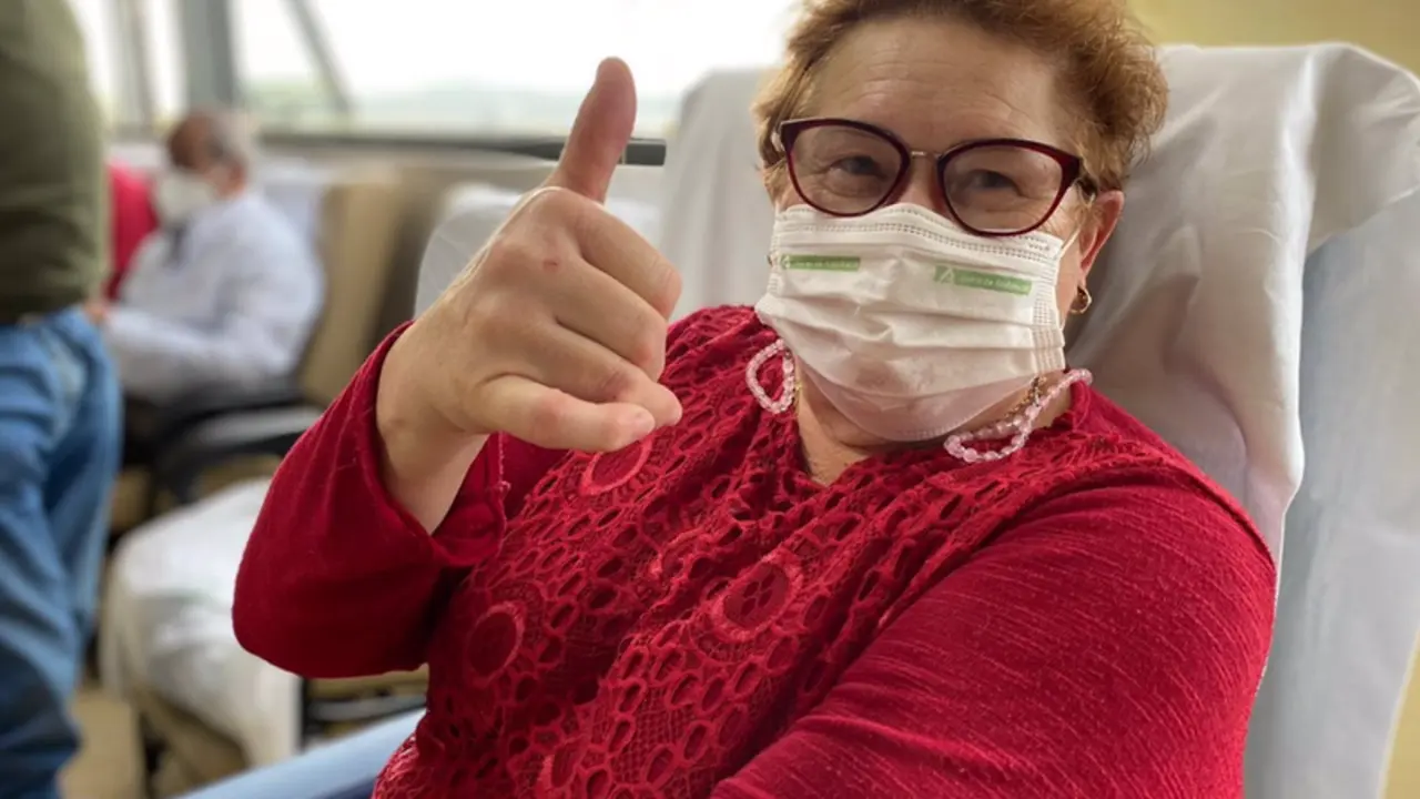 <p> Archivo - Una mujer justo antes de recibir la vacuna contra el Covid-19 - JUNTA DE ANDALUC&Iacute;A - Archivo </p>