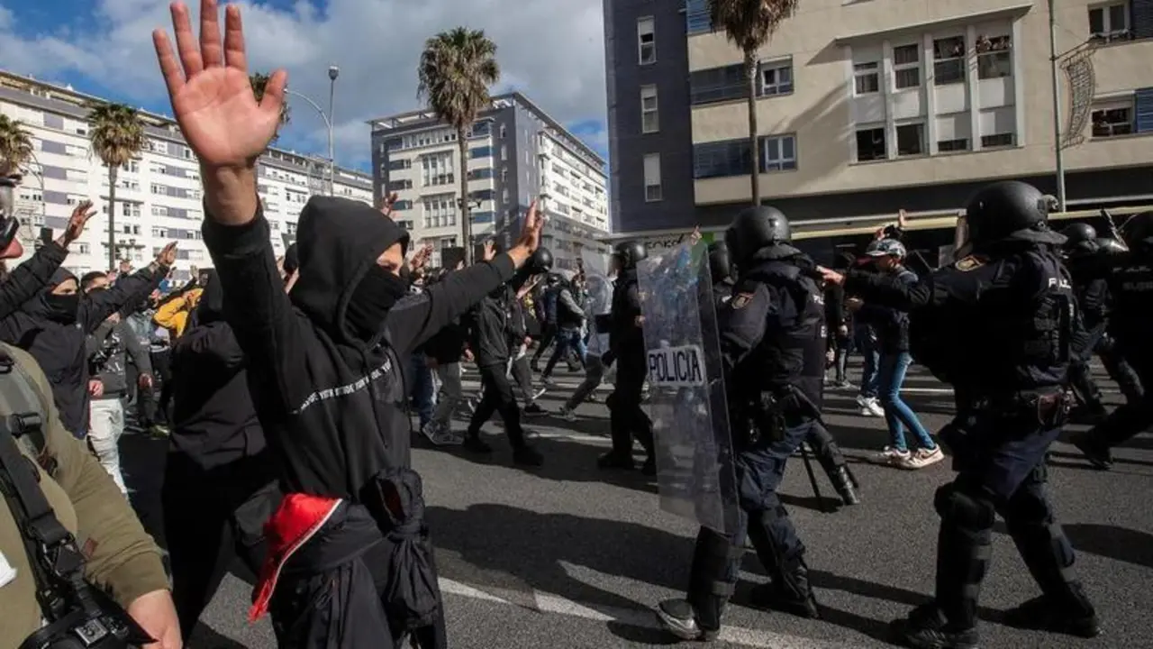<p> Manifestaci&oacute;n de la Huelga del Metal en C&aacute;diz que acabaron en disturbios y cargas policiales contra los manifestantes </p>