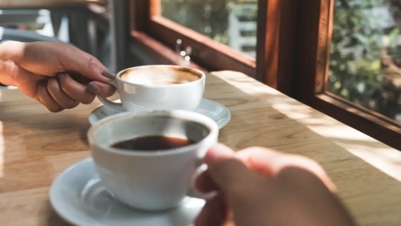 <p> closeup-imagen-dos-personas-sosteniendo-tomando-cafe-manana_9563-5984 </p>