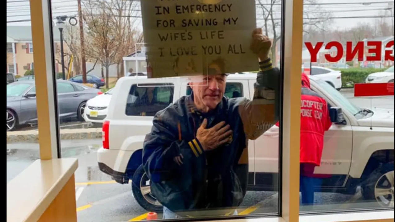 <p> El hombre agradece la labor de los sanitarios. FACEBOOK </p>