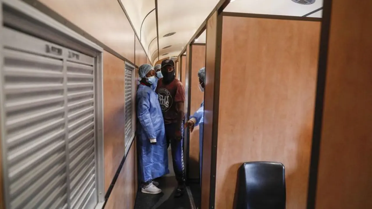 <p> Descubierta una nueva variante del coronavirus en Sud&aacute;frica, Botsuana y Hong Kong </p>