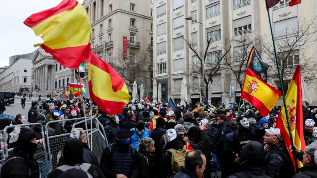 <p> Archivo - Manifestantes convocados por Jusapol en marzo de 2020 frente al Congreso de los Diputados para pedir equiparaci&oacute;n salarial - Jes&uacute;s Hell&iacute;n - Europa Press - Archivo </p>