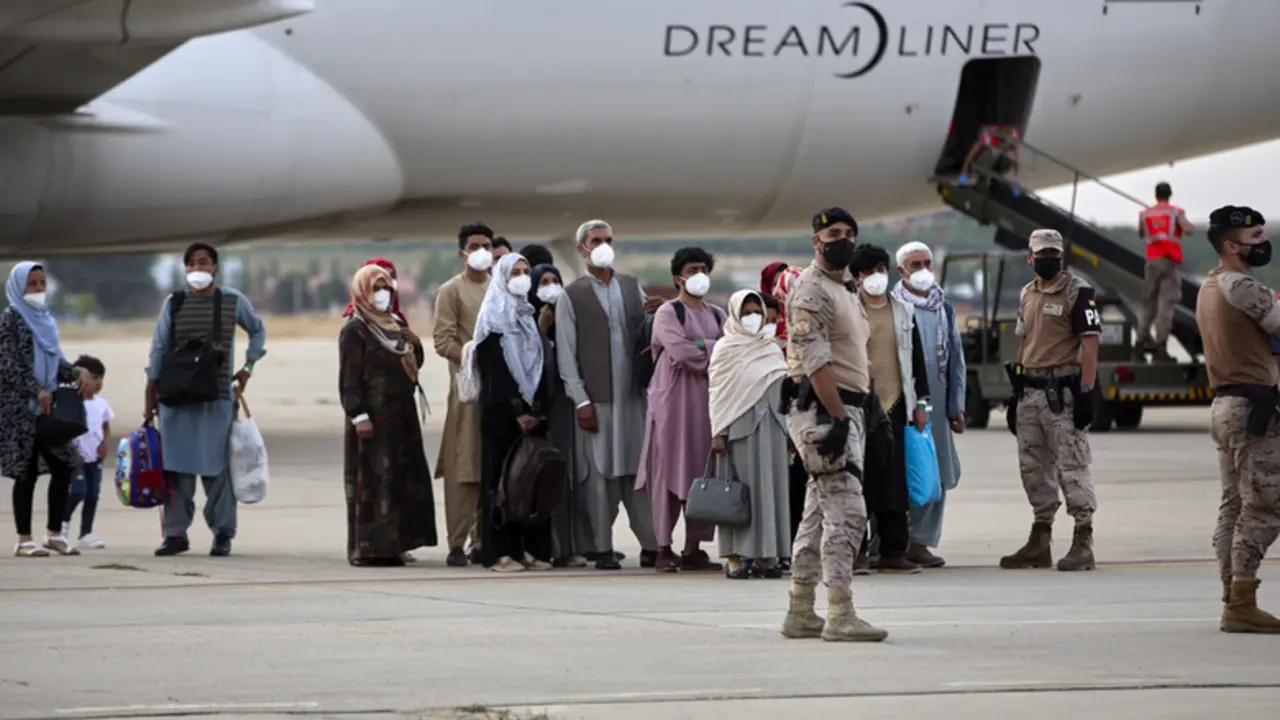 <p> Archivo - Varios refugiados afganos llegan a la base a&eacute;rea de Torrej&oacute;n de Ardoz a 24 de agosto de 2021 - Jes&uacute;s Hell&iacute;n - Europa Press - Archivo </p>