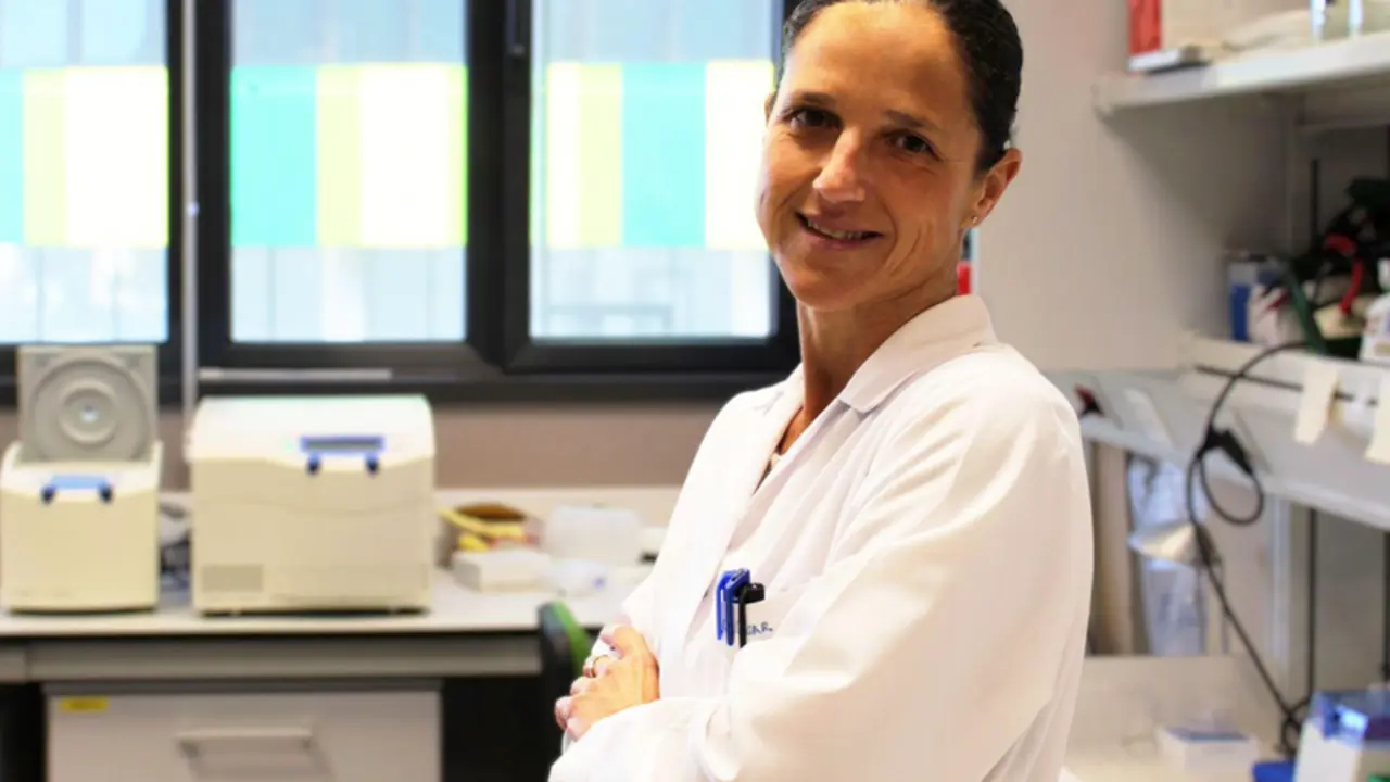 <p> La investigadora Berta Casar, en su laboratorio del IBBTEC. / CSIC </p>