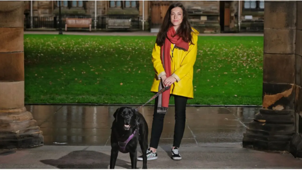 <p> La investigadora junto a su mascota </p>