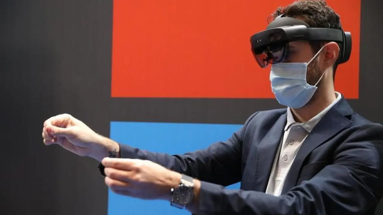 <p> Un joven observa con unas gafas de realidad virtual en el Tech Show en la Feria de Madrid, Ifema, a 28 de octubre de 2021, en Madrid </p>