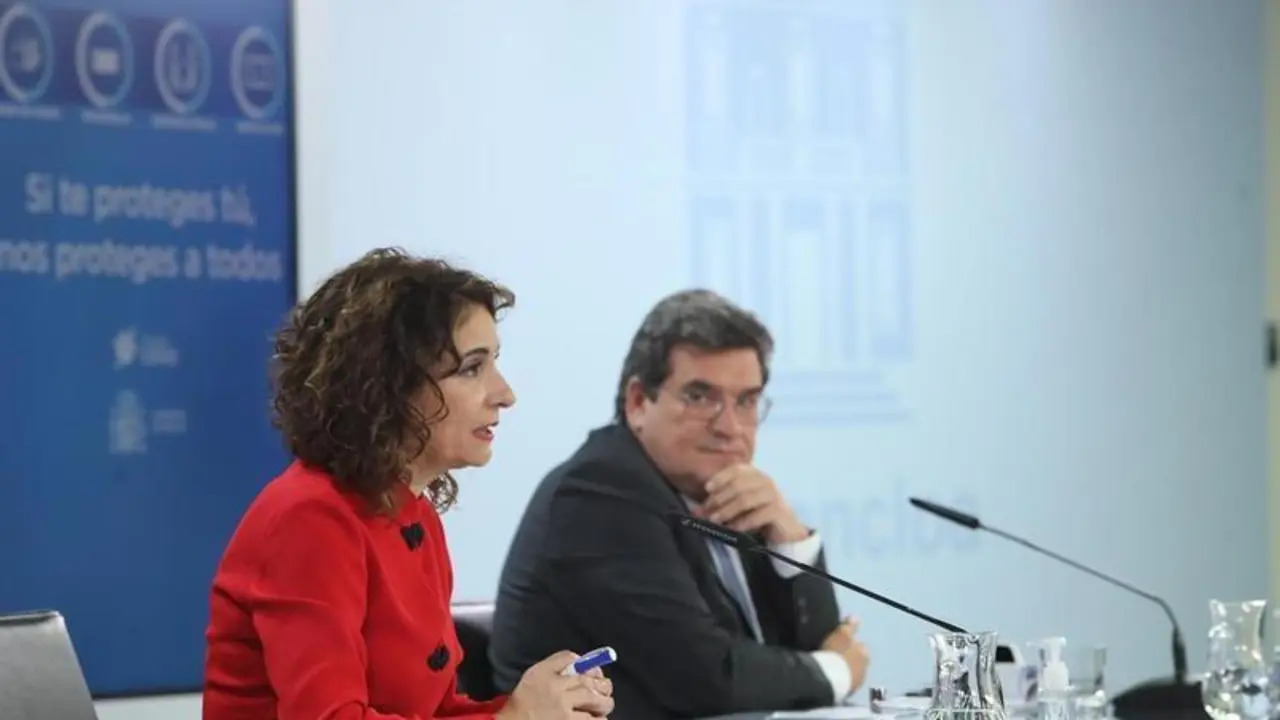 <p> La ministra de Hacienda, Mar&iacute;a Jes&uacute;s Montero, y el ministro de Inclusi&oacute;n, Seguridad Social y Migraciones, Jos&eacute; Luis Escriv&aacute; intervienen durante la rueda de prensa posterior a un Consejo de Ministros </p>