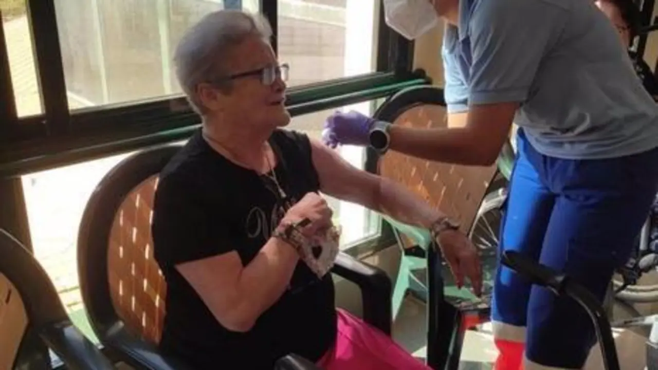 <p> Administraci&oacute;n de la tercera dosis de la vacuna contra en Covid-19 en residencias. </p>