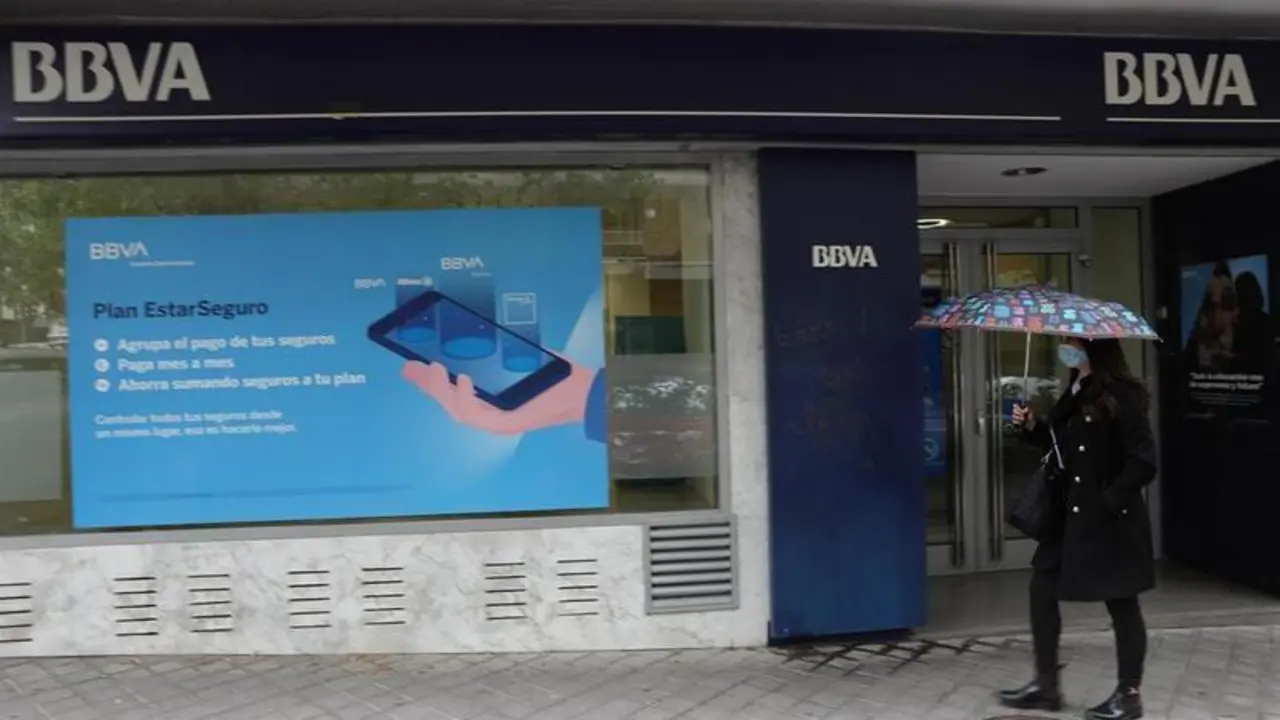 <p> Una persona pasa por delante de la puerta de una Oficina de BBVA en Madrid&rsquo;, a 22 de abril de 2021, en Madrid (Espa&ntilde;a). </p>