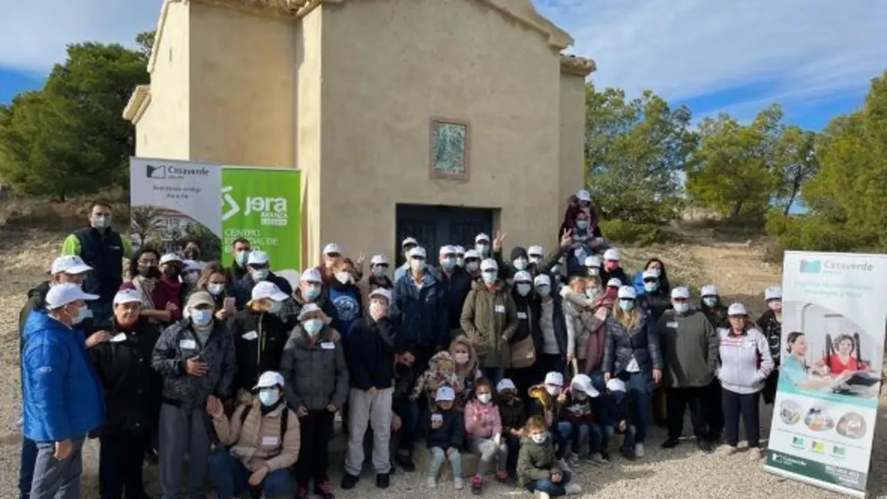 <p> Los trabajadores de la Fundaci&oacute;n Casaverde en el trabajo de reforestaci&oacute;n </p>