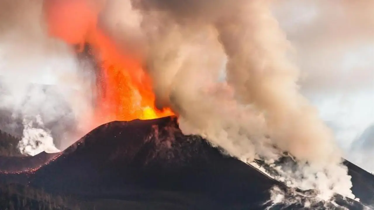 <p> Volc&aacute;n de Cumbre Vieja, a 19 de noviembre de 2021, en La Palma, Santa Cruz de Tenerife, Canarias (Espa&ntilde;a). El volc&aacute;n presenta actualmente tres frentes activos, uno que va desde Monta&ntilde;a Rajada al norte de Monta&ntilde;a Cogote </p>