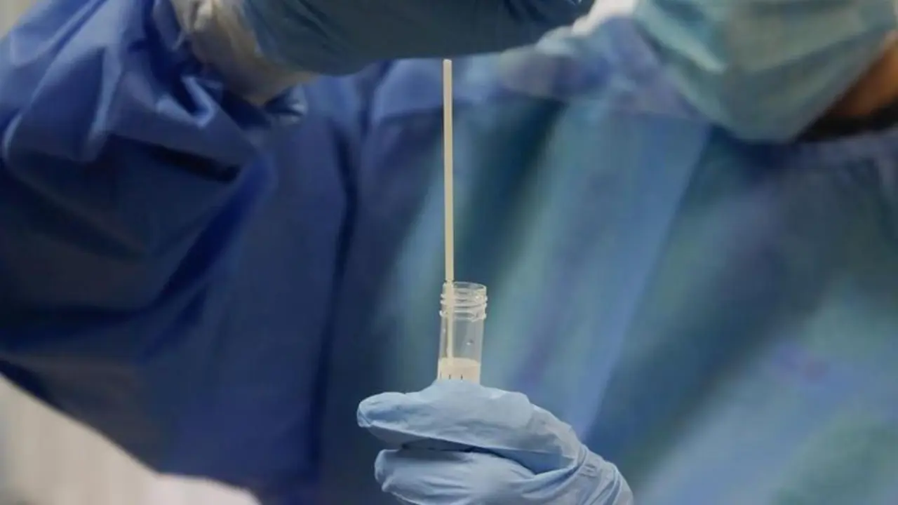 <p> Archivo - Una trabajadora sanitaria sostiene una probeta con una prueba PCR - Ricardo Rubio - Europa Press - Archivo </p>