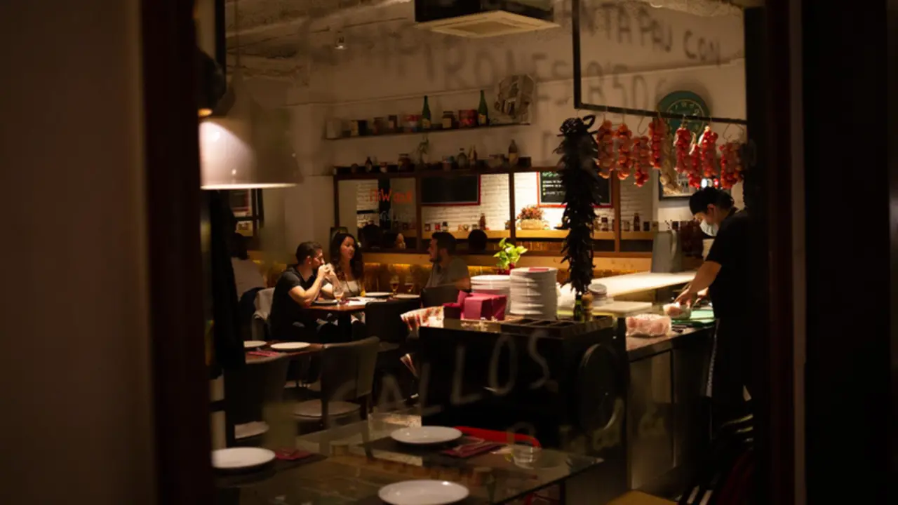 Archivo - Interior de un bar en una calle c&eacute;ntrica de Barcelona, a 14 de octubre de 2021, en Barcelona, Catalunya (Espa&ntilde;a). - David Zorrakino - Europa Press - Archivo