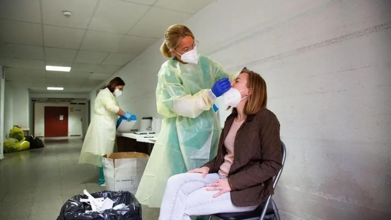 <p> Archivo - Una sanitaria realiza un test de ant&iacute;genos o una PCR a una mujer. - JAVIER PULPO - Europa Press - Archivo </p>