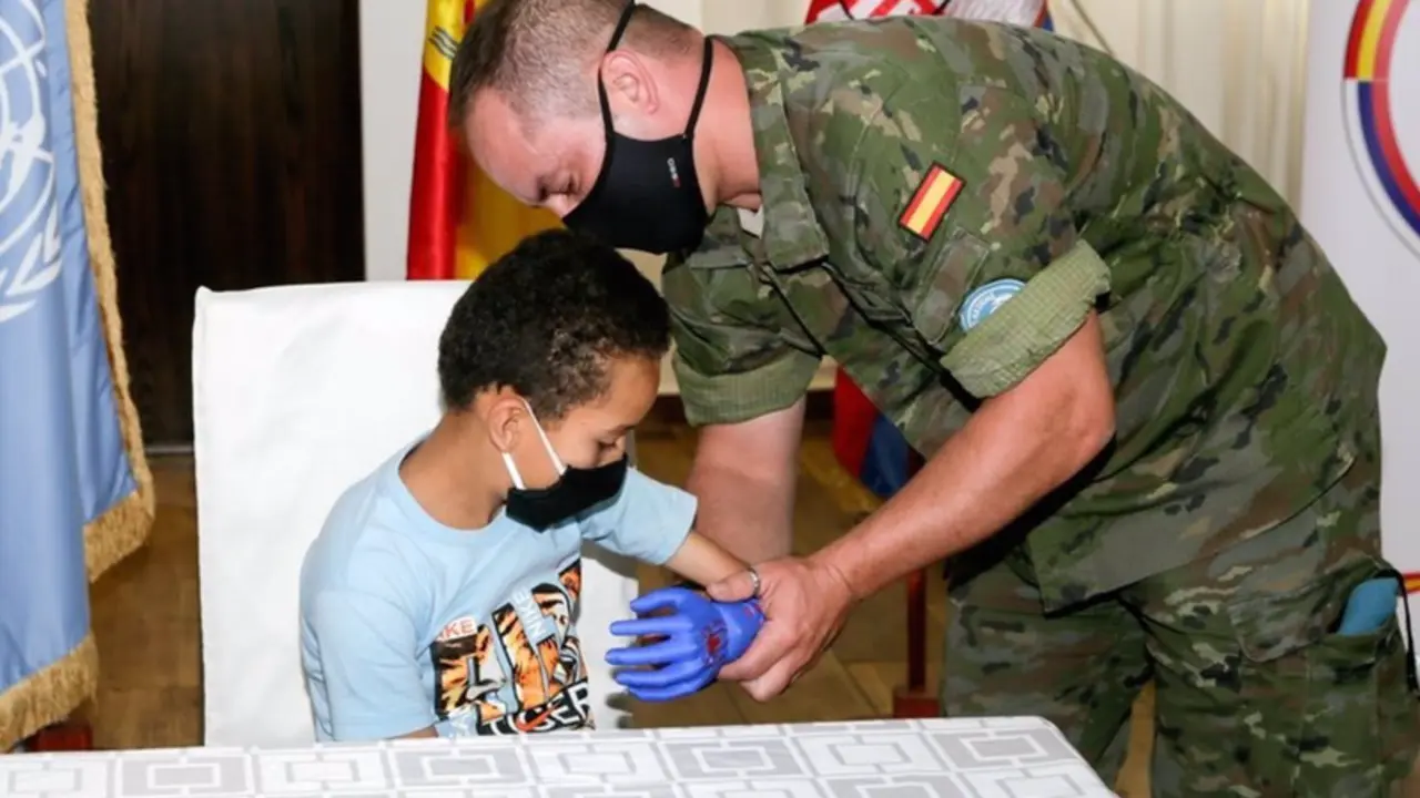 <p> Militar espa&ntilde;ol entregando una pr&oacute;tesis 3D a un ni&ntilde;o de L&iacute;bano - EMAD </p>