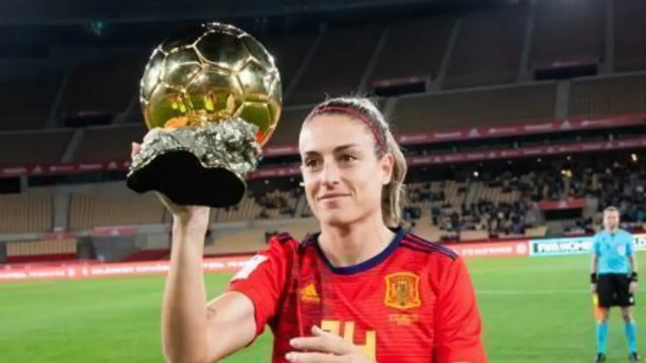 <p> Alexia Putellas celebrando el Bal&oacute;n de Oro ante el p&uacute;blico de la Cartuja </p>