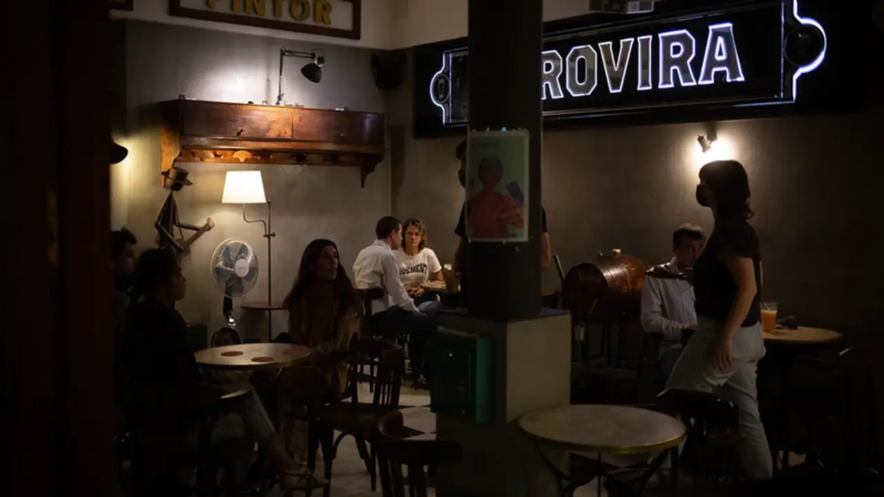 <p> Archivo - Interior de un bar en una calle c&eacute;ntrica de Barcelona, a 14 de octubre de 2021, en Barcelona, Catalunya (Espa&ntilde;a). - David Zorrakino - Europa Press - Archivo </p>