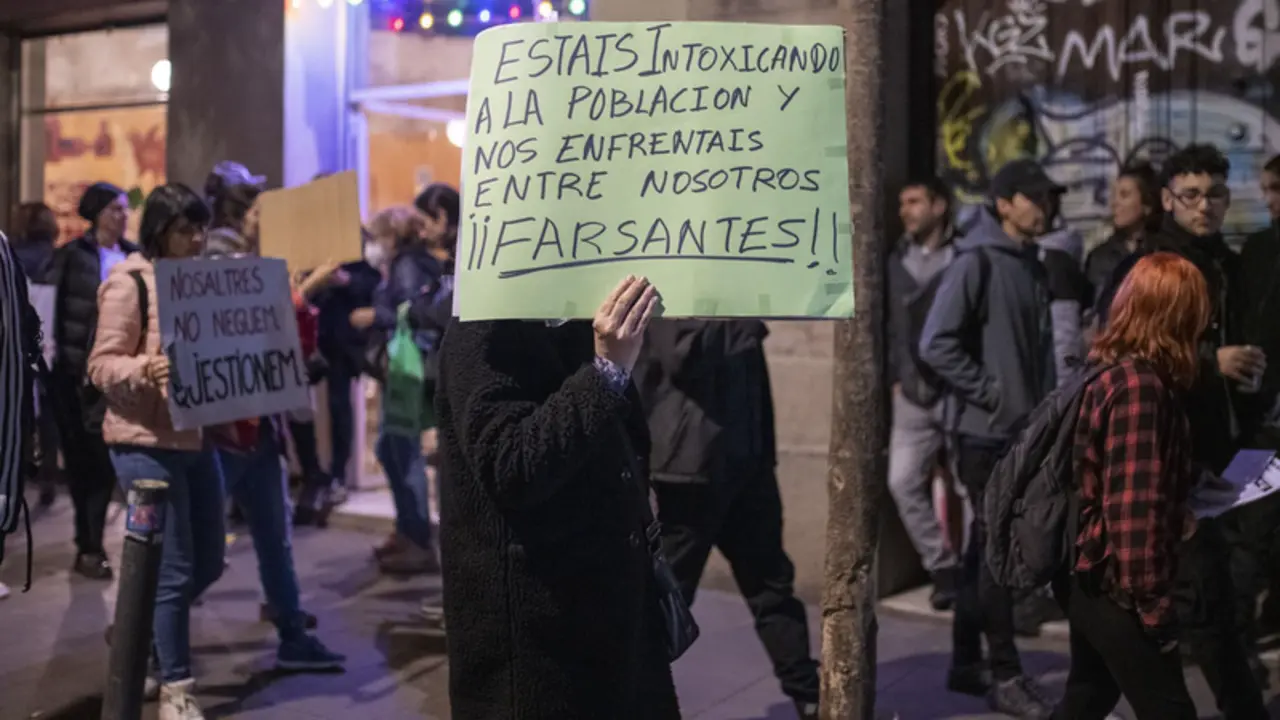 <p> Varias personas marchan contra el certificado COVID y la vacuna contra el coronavirus a 13 de noviembre de 2021, en Barcelona, Catalu&ntilde;a, (Espa&ntilde;a). - Lorena Sop&ecirc;na - Europa Press </p>