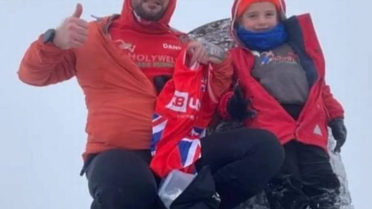 <p> Albie junto a su padre </p>