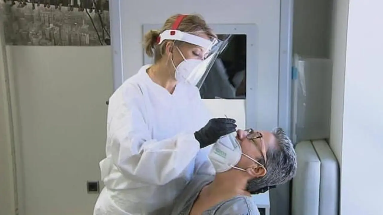 <p> Pruebas PCR a un paciente. Imagen de archivo </p>