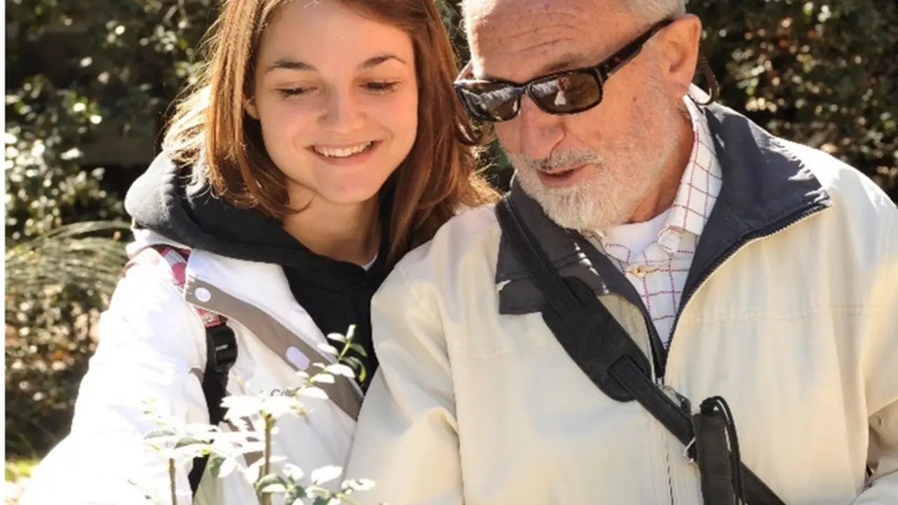 <p> Una voluntaria de la ONCE acompa&ntilde;a a una persona ciega - ONCE </p>