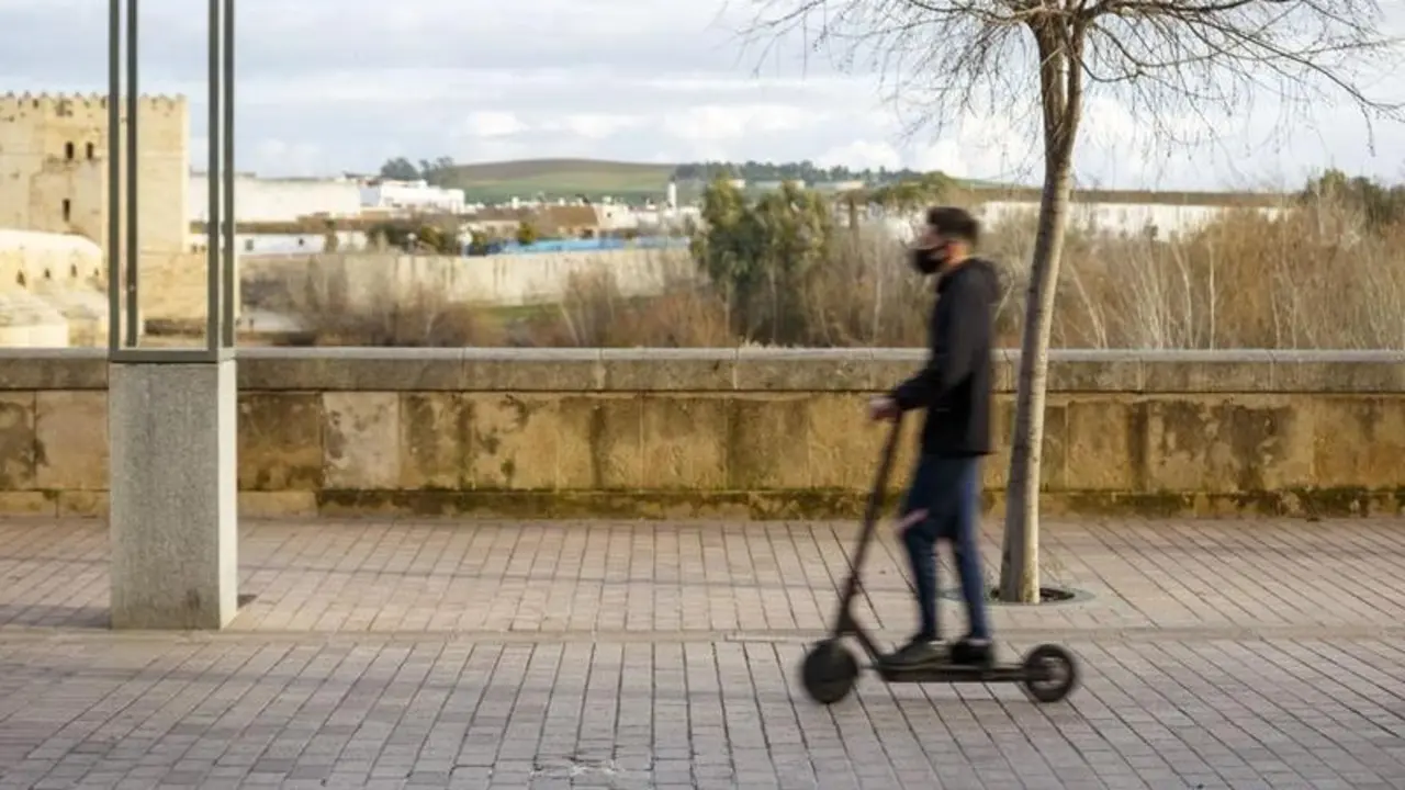 <p> Chico en patinete el&eacute;ctrico. / Jos&eacute; Le&oacute;n. </p>