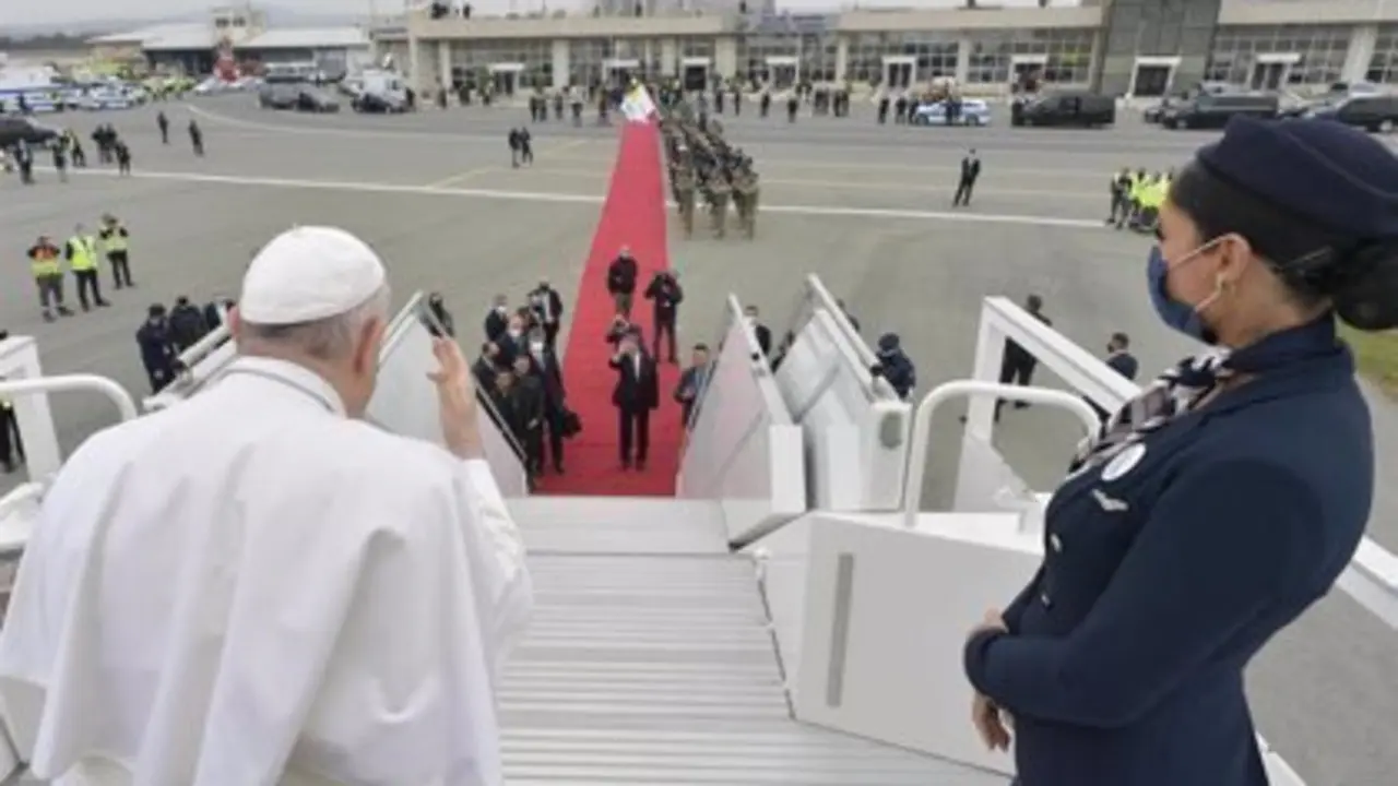 <p> El Papa Francisco llegando a Grecia </p>