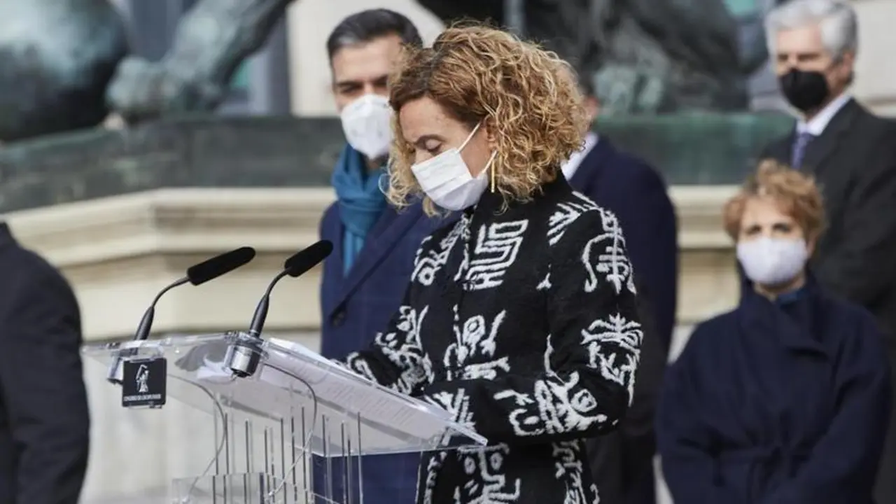 <p> La presidenta del Congreso de los Diputados, Meritxell Batet, interviene, junto al presidente del Gobierno, Pedro S&aacute;nchez (d), en el acto institucional por el D&iacute;a de la Constituci&oacute;n </p>