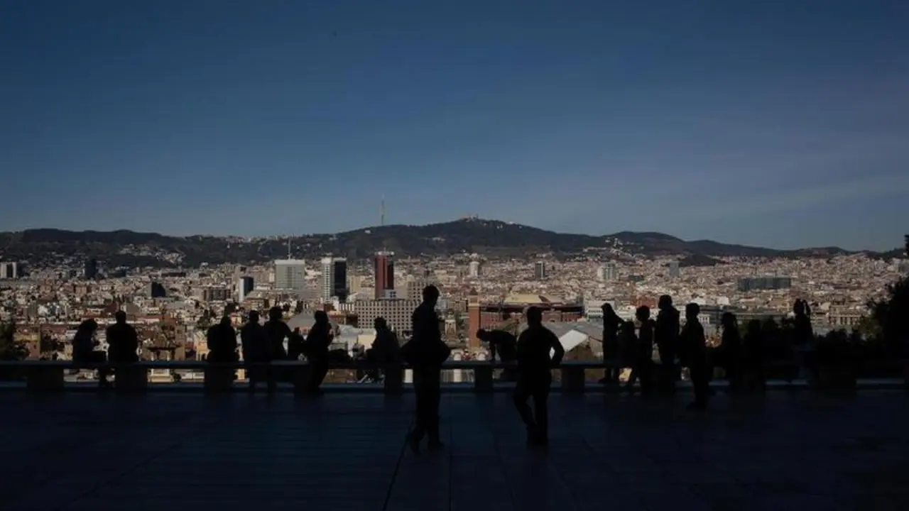 <p> Varias personas observan las vistas de Barcelona desde el Museo Nacional d&rsquo;Art de Catalunya (MNAC), en Barcelona, Catalunya (Espa&ntilde;a), a 11 de febrero de 2021 </p>