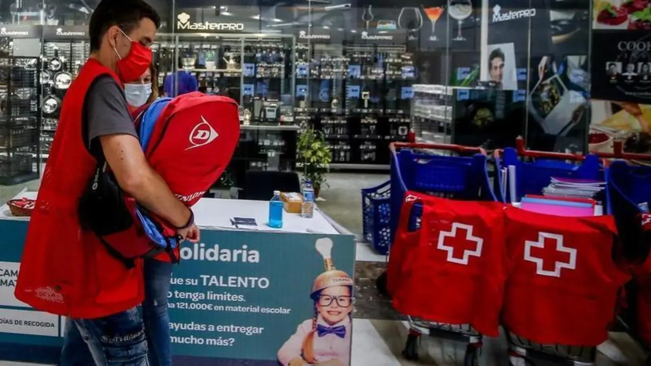 <p> Un voluntario de Cruz Roja participa en la XIII edici&oacute;n de la campa&ntilde;a de recogida de material escolar a favor de la infancia en riesgo social, promovida por la Fundaci&oacute;n Solidaridad Carrefour y Cruz Roja, en el Carrefour de Majadahonda </p>