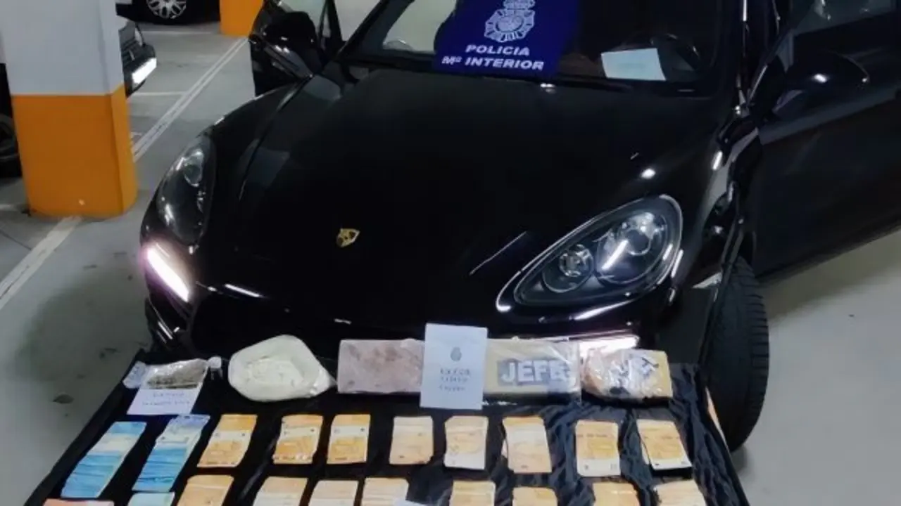 <p> Im&aacute;genes del dinero y la cocaina que ocultaba el detenido </p>