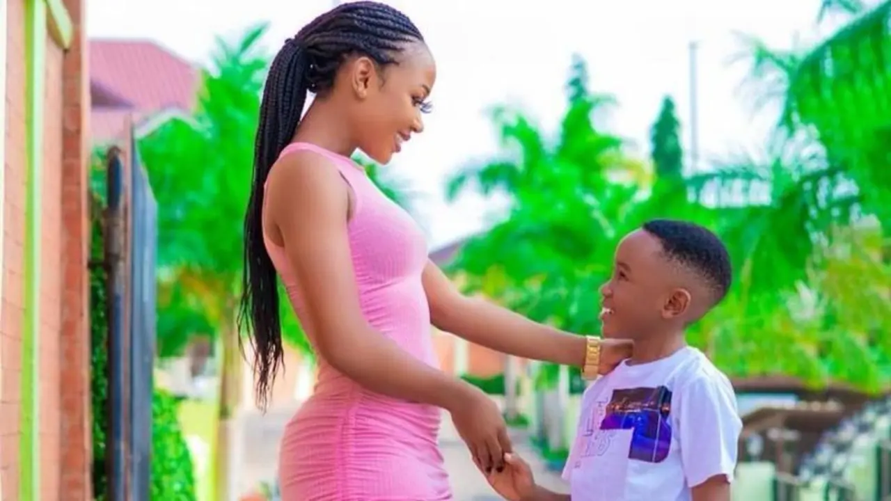 <p> La actriz Akuapem Poloo junto a su hijo de 7 a&ntilde;os </p>