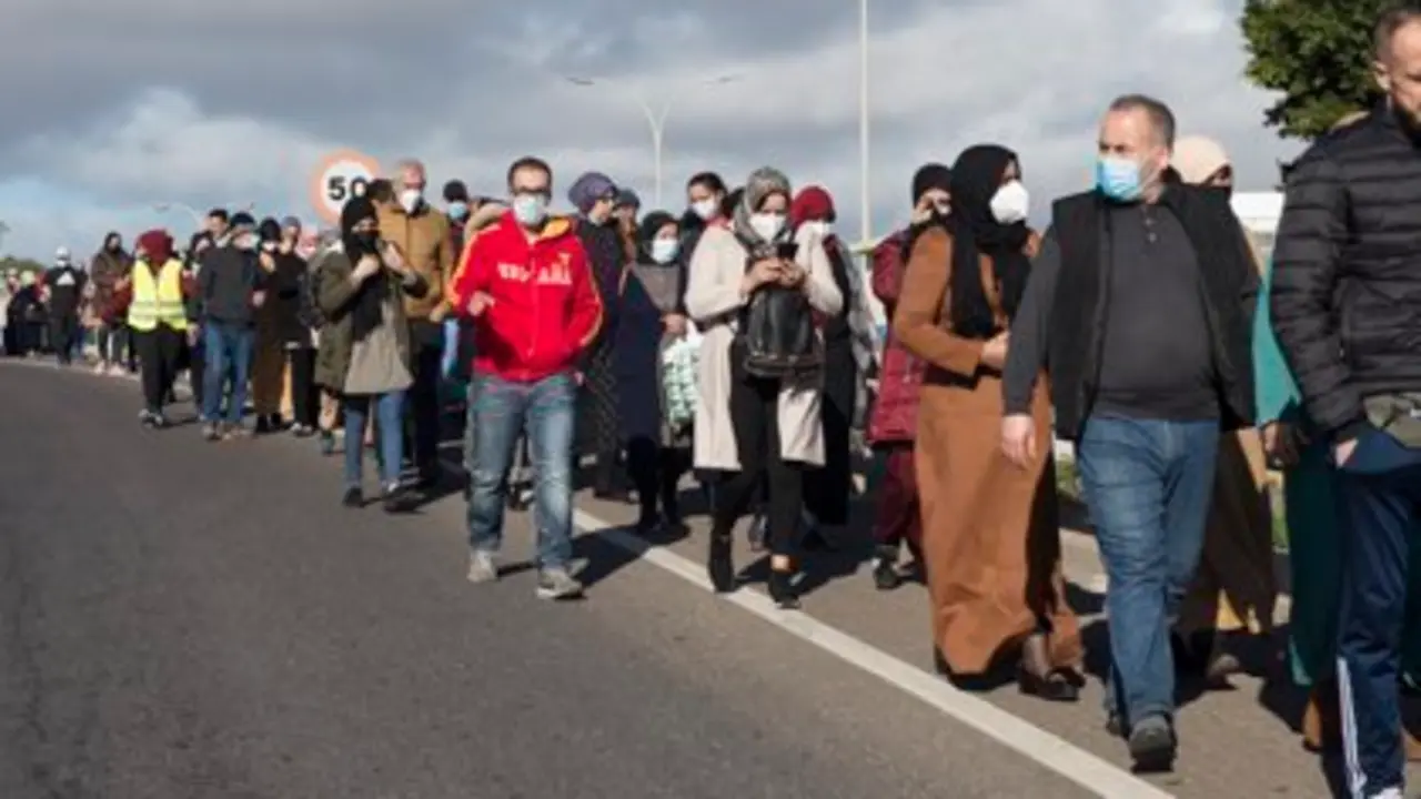 <p> Los manifestantes de la Comisi&oacute;n Isl&aacute;mica en Melilla </p>