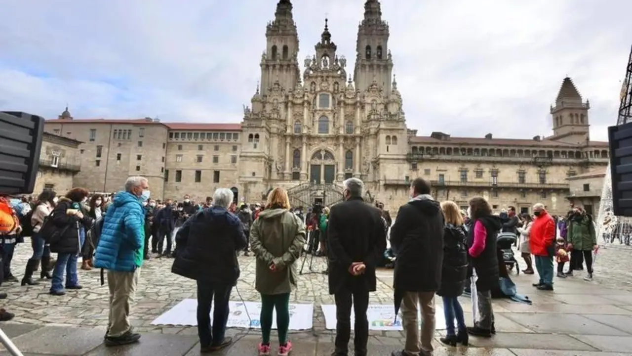 <p> Los j&oacute;venes en su llegaada a la Plaza del Obradoiro, en Santiago de Compostela </p>