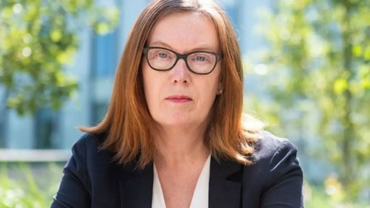 <p> sarah-gilbert43-crop </p>