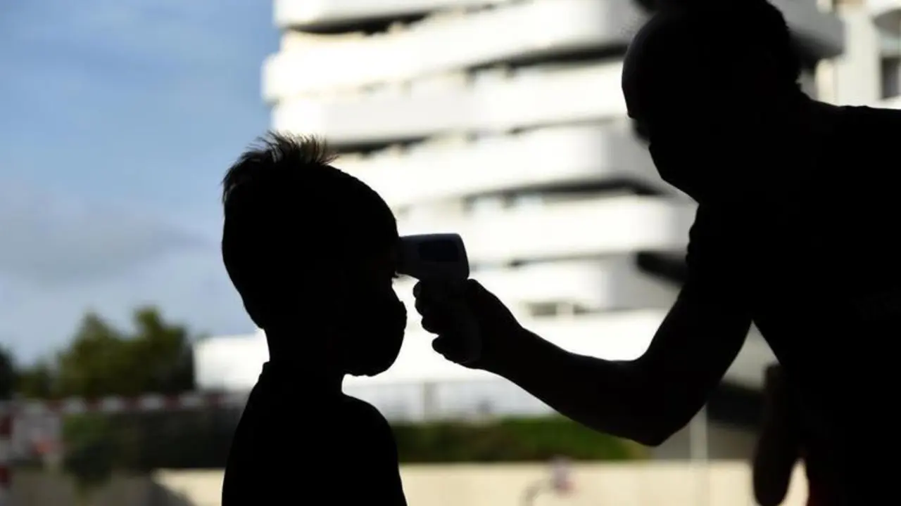 <p> Una profesora toma la temperatura a un ni&ntilde;o. - Jorge Gil - Europa Press </p>