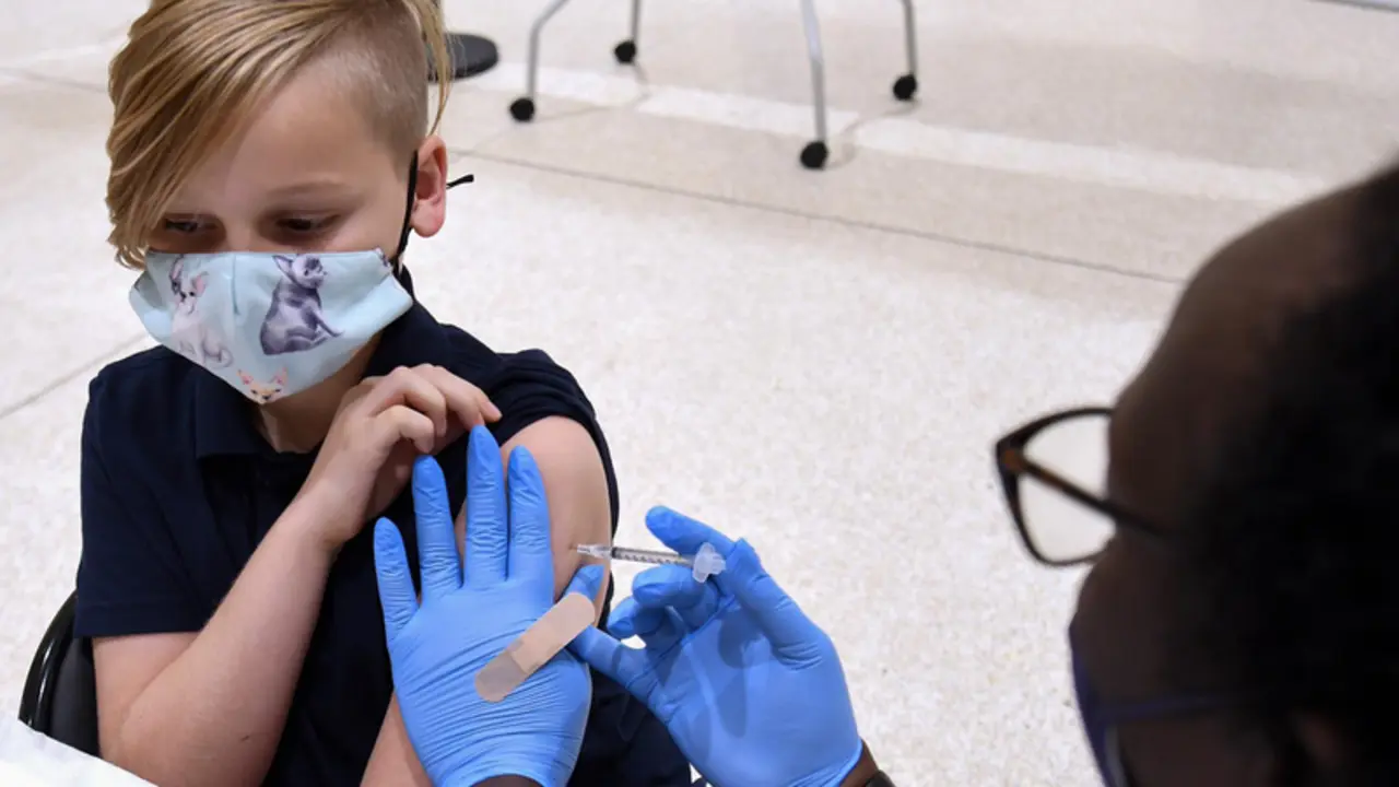 <p> vacuna contra la COVID-19 de Pfizer en un centro de vacunaci&oacute;n para ni&ntilde;os de 5 a 11 a&ntilde;os en Eastmonte Park en Altamonte Springs, Estados Unidos, a 09 de noviembre de 2021. - Paul Hennessy/SOPA Images via ZU / DPA </p>
