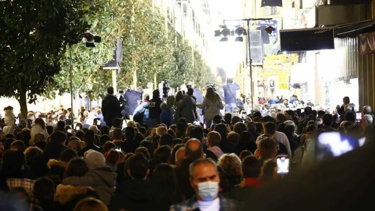 <p> Aglomeraci&oacute;n en Cruz Conde. JOSE LEON </p>