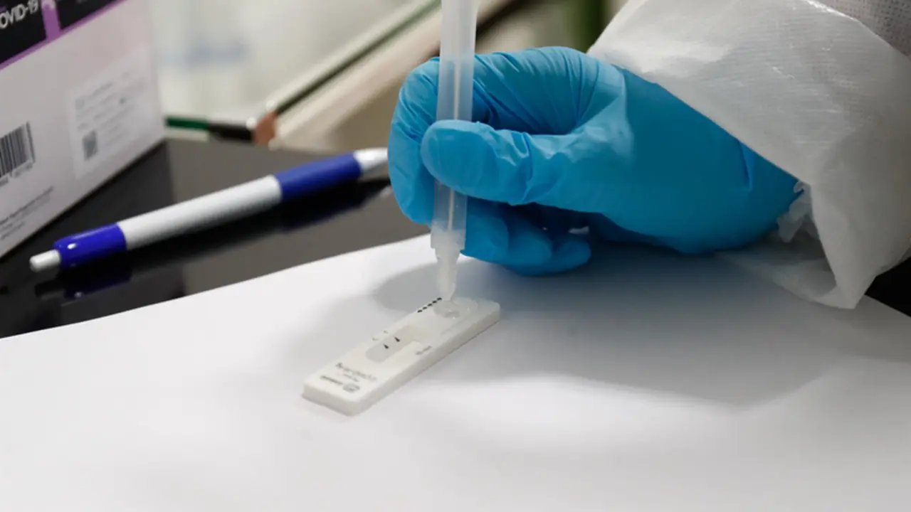 <p> Una trabajadora sanitaria sostiene un test de ant&iacute;genos. - &Oacute;scar J.Barroso - Europa Pres </p>