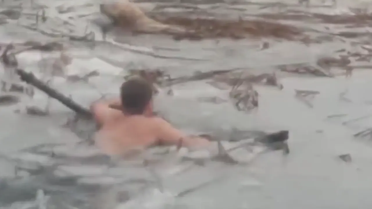 <p> Momento del salvamento del perro. JUCIL </p>