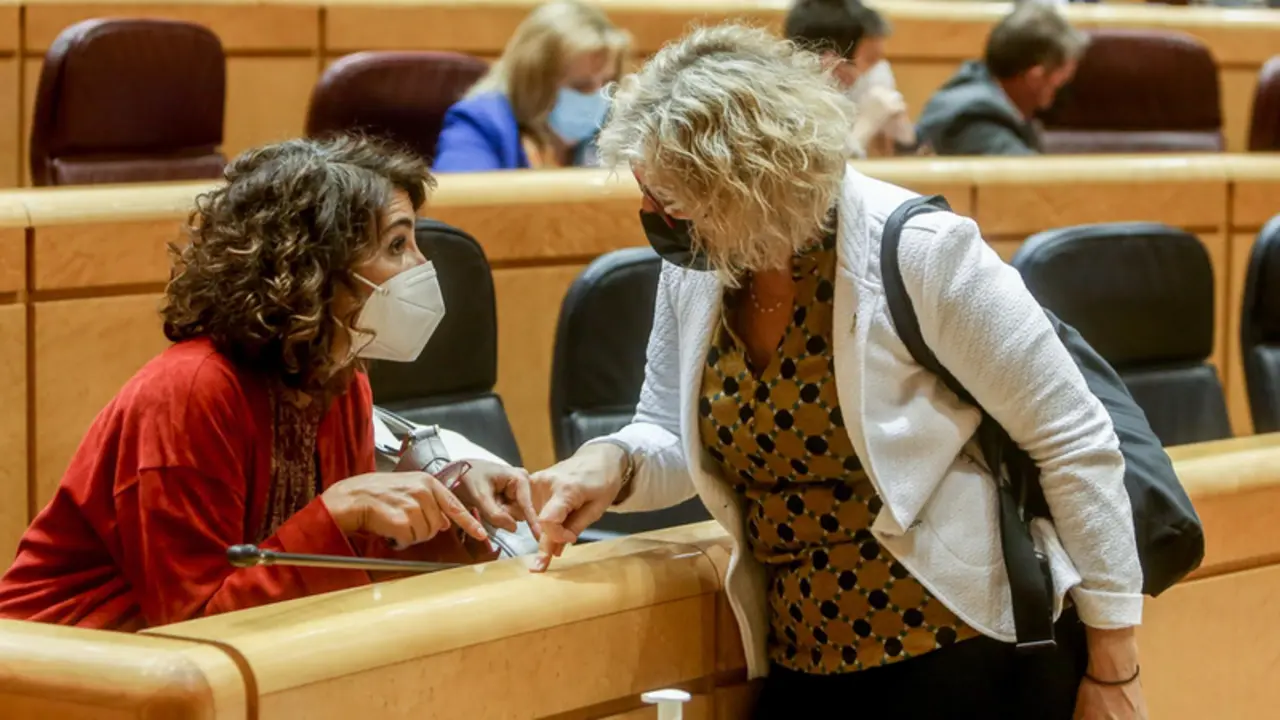 <p> Archivo - La ministra de Hacienda, Mar&iacute;a Jes&uacute;s Montero (i), mantiene una conversaci&oacute;n con la senadora de ERC, Mireia Cort&eacute;s (d), durante una sesi&oacute;n de control al Gobierno en el Senado, a 2 de noviembre de 2021, en Madrid, (Espa&ntilde;a). Las medidas para frenar - Ricardo Rubio - Europa Press - Archivo </p>