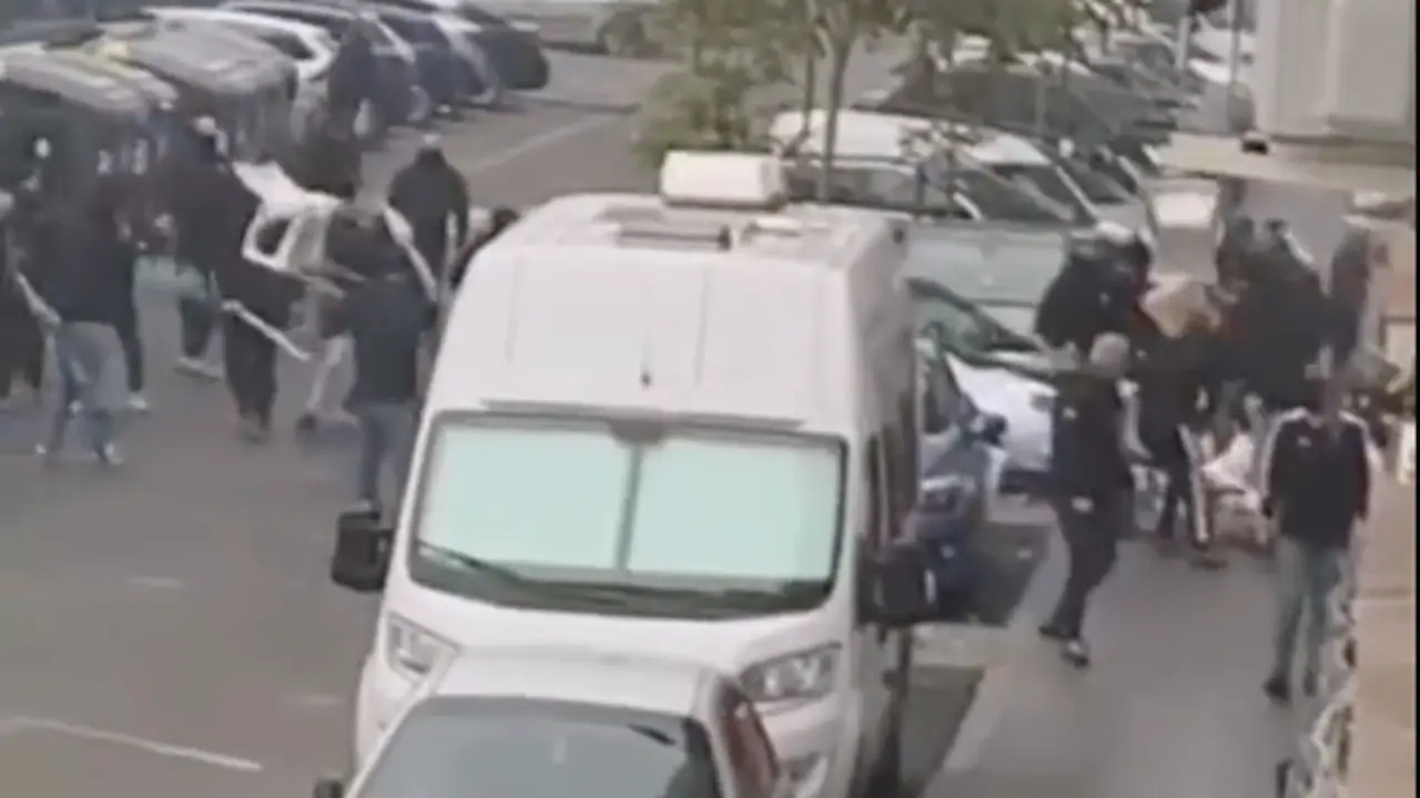 <p> Momento de captado de los da&ntilde;os provocados por los ultras del Recre. @Rafalcor </p>