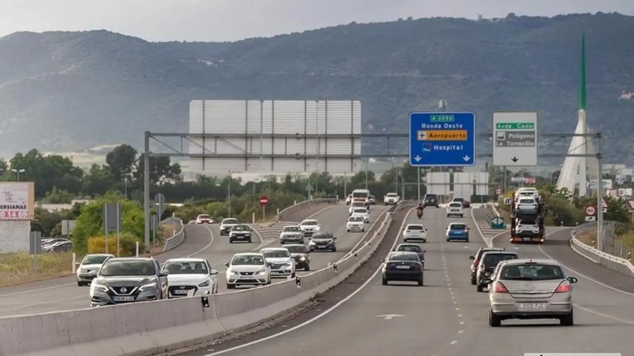 <p> Coches en la carretera a la salida de Córdona capital / Pilar Gázquez. </p>