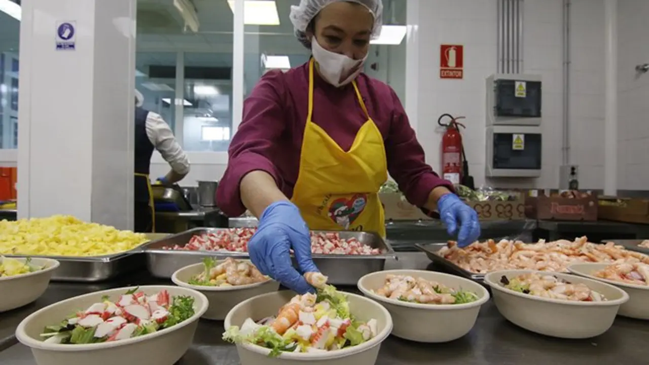 <p> Preparando men&uacute;s solidarios de Cocinillas CCF. Fuente: Twitter </p>