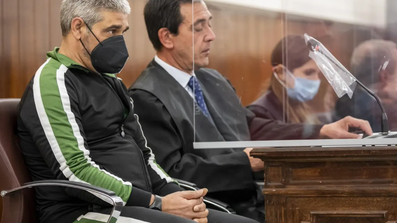<p> Bernardo Montoya, acusado de la agresi&oacute;n sexual y asesinato de Laura Luelmo, en la sala de la Audiencia de Huelva a 15 de noviembre 2021 en Huelva (Andaluc&iacute;a). - A. P&eacute;rez - Europa Press </p>