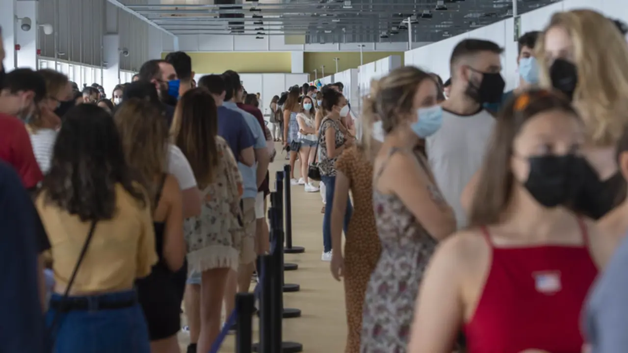 <p> Archivo - Un grupo de j&oacute;venes acuden al Hospital Zendal para recibir la primera dosis de la vacuna Pfizer el d&iacute;a que comienza la vacunaci&oacute;n a j&oacute;venes madrile&ntilde;os a partir de 16 a&ntilde;os, a 13 de julio de 2021, en Madrid (Espa&ntilde;a). - Alberto Ortega - Europa Press - Archivo </p>